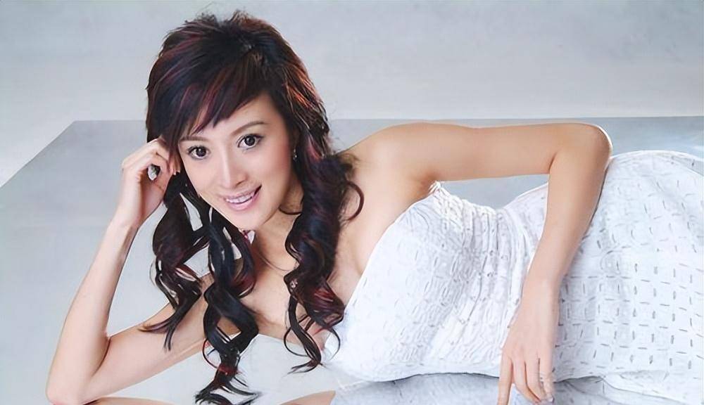 47岁金巧巧,状态奇怪偏男相,神颜已成过去式,这是向蔡明学习?