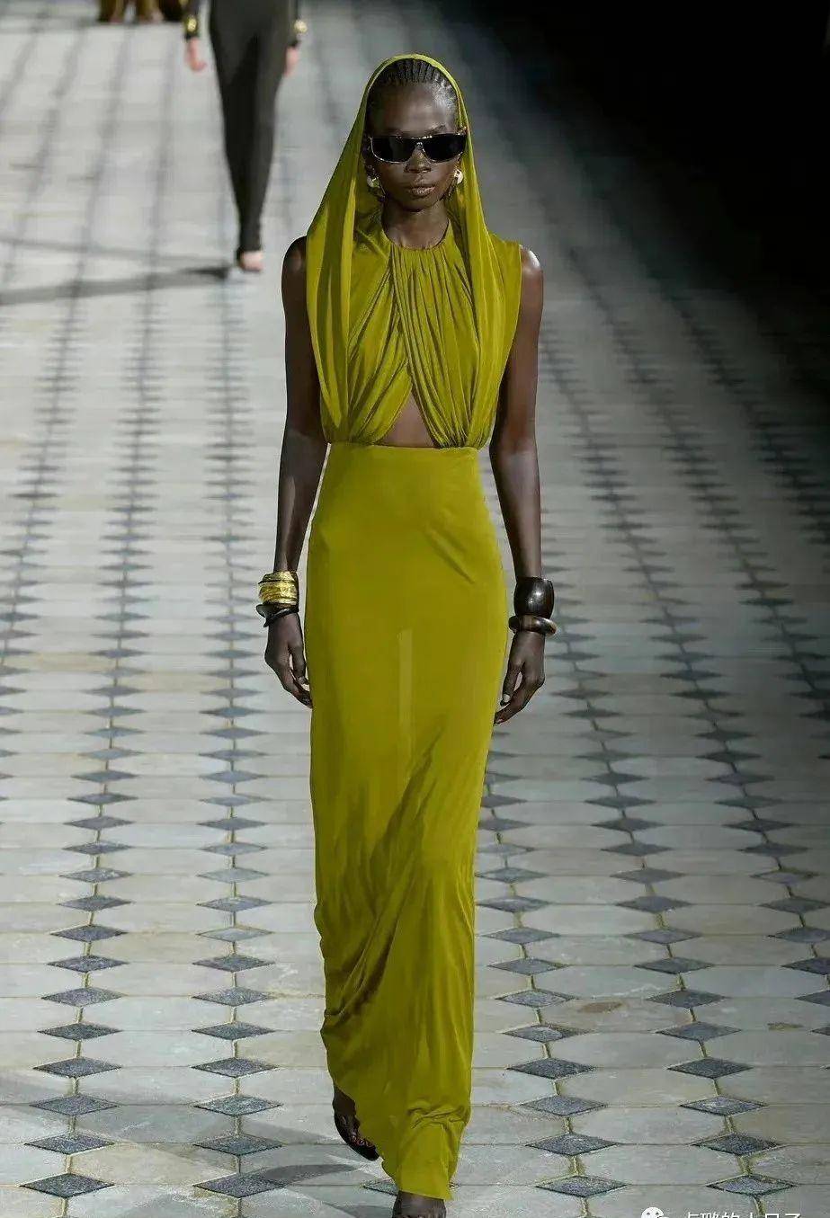 43岁殷桃再获金鹰奖,优雅尽显,这一次终于不再陪跑了_礼服_造型_高定