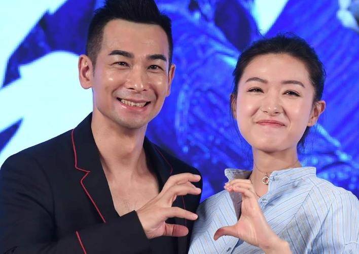 娱乐圈"最尴尬"的明星合影:我想和你比心你却和我点赞_赵文卓_万茜