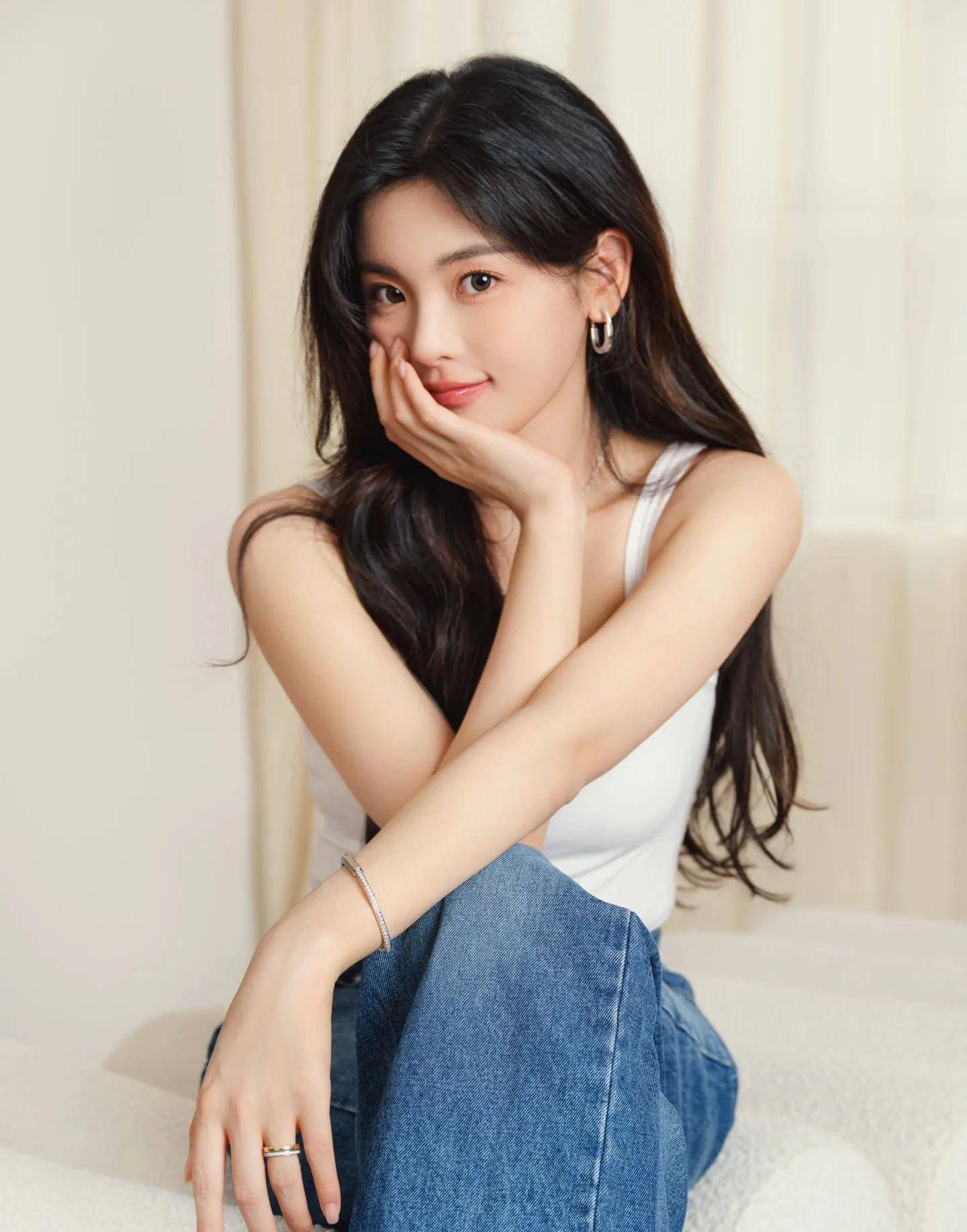 杨超越:自然,清新,舒适的服装风格_气质_感觉_白色