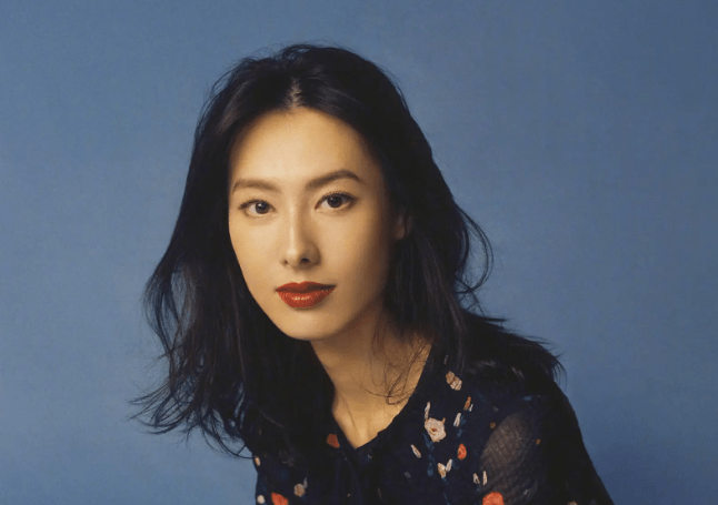 梁洛施传怀孕后首露面,纤细身材无孕味,带儿子参加婚礼心情好_回应
