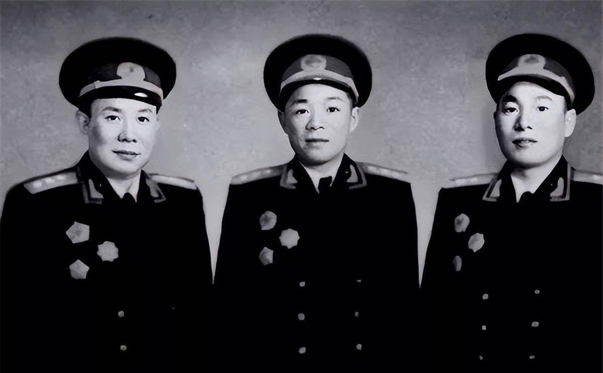 1981年,韩先楚回家乡探亲,遇70岁老太太唤其乳名,泪水夺眶而出_将军