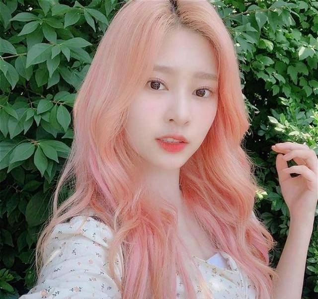 在这种怼脸视频截图的情况下,iz*one金珉周认真工