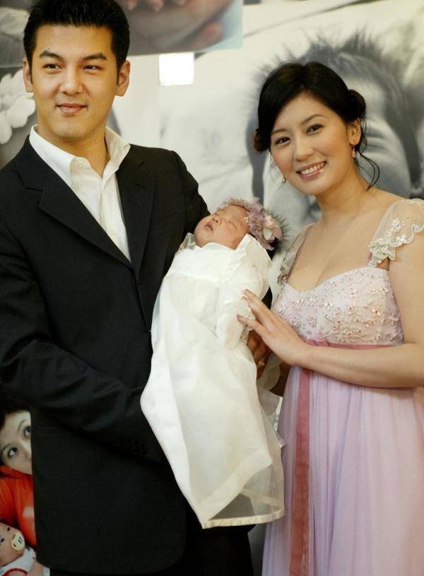 站在梧桐妹一旁的孙志浩则穿着十分朴素.