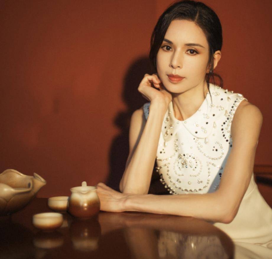 54岁李若彤复古写真似24岁,生图却暴露年纪,女神活在修图里?