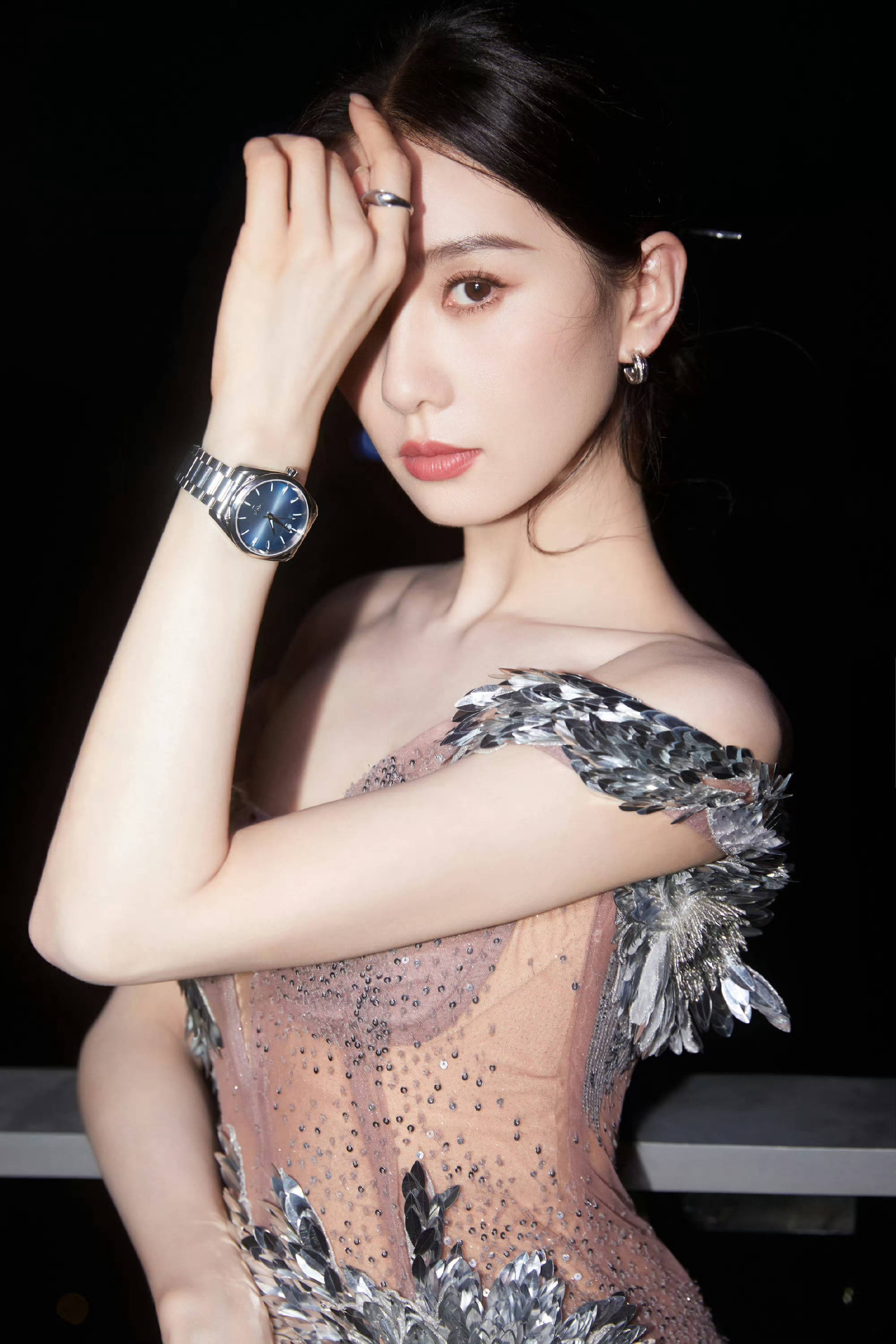 刘诗诗一袭银色亮片鎏金裙,优雅大气,曲线背影好美_黑夜_美貌