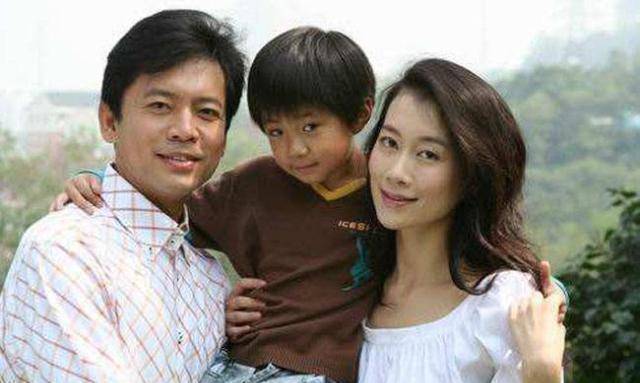 57岁何政军近照曝光,与美女同框"比心",精神奕奕气质帅气儒雅_网友