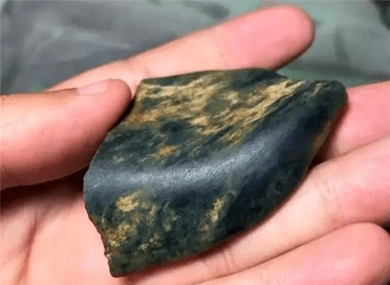 翡翠原石有什么特点？翡翠原石的“油性”到底是什么意思？