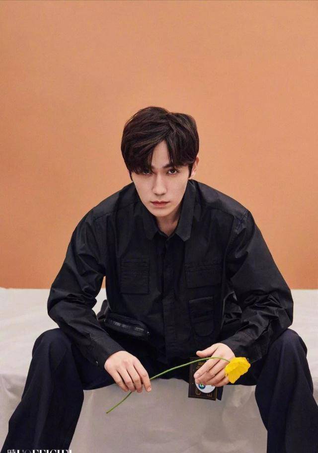 娱爷:黄子韬最近发了新歌,歌词中有些语句有意讽刺diss选秀扎堆的现象