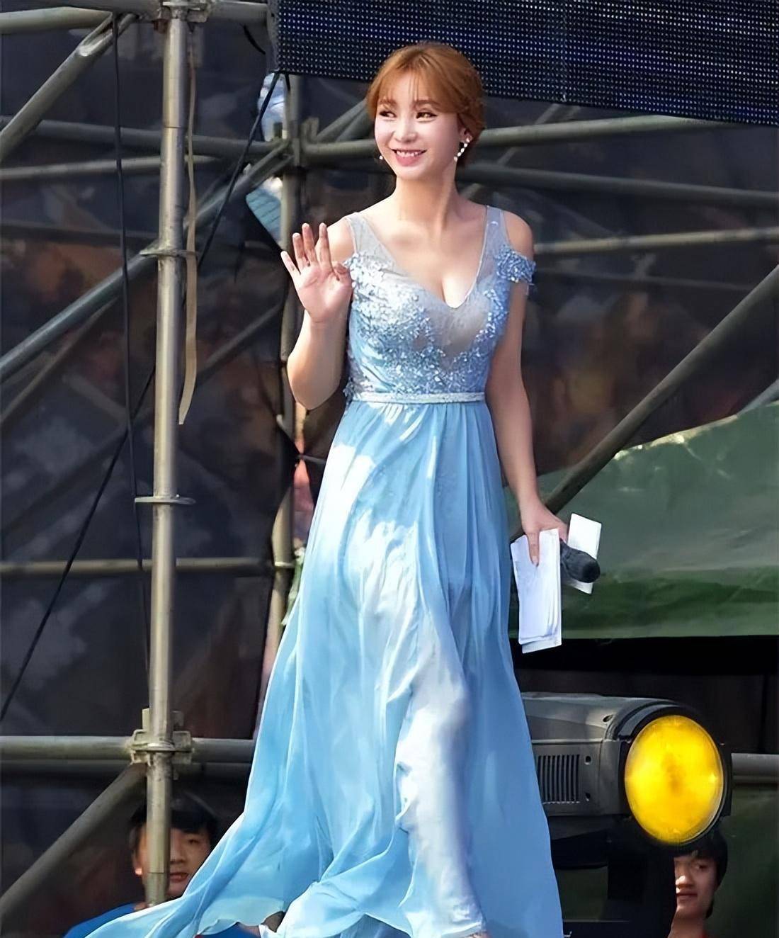 柳岩身材时尚,敢穿,时尚丸子头连衣裙最养眼_黑色_颜色_显得