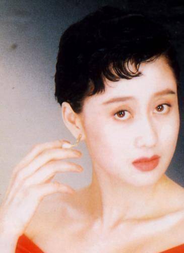 李连杰妻子近照曝光,利智人老珠黄似奶奶,前妻黄秋燕美艳动人_网友