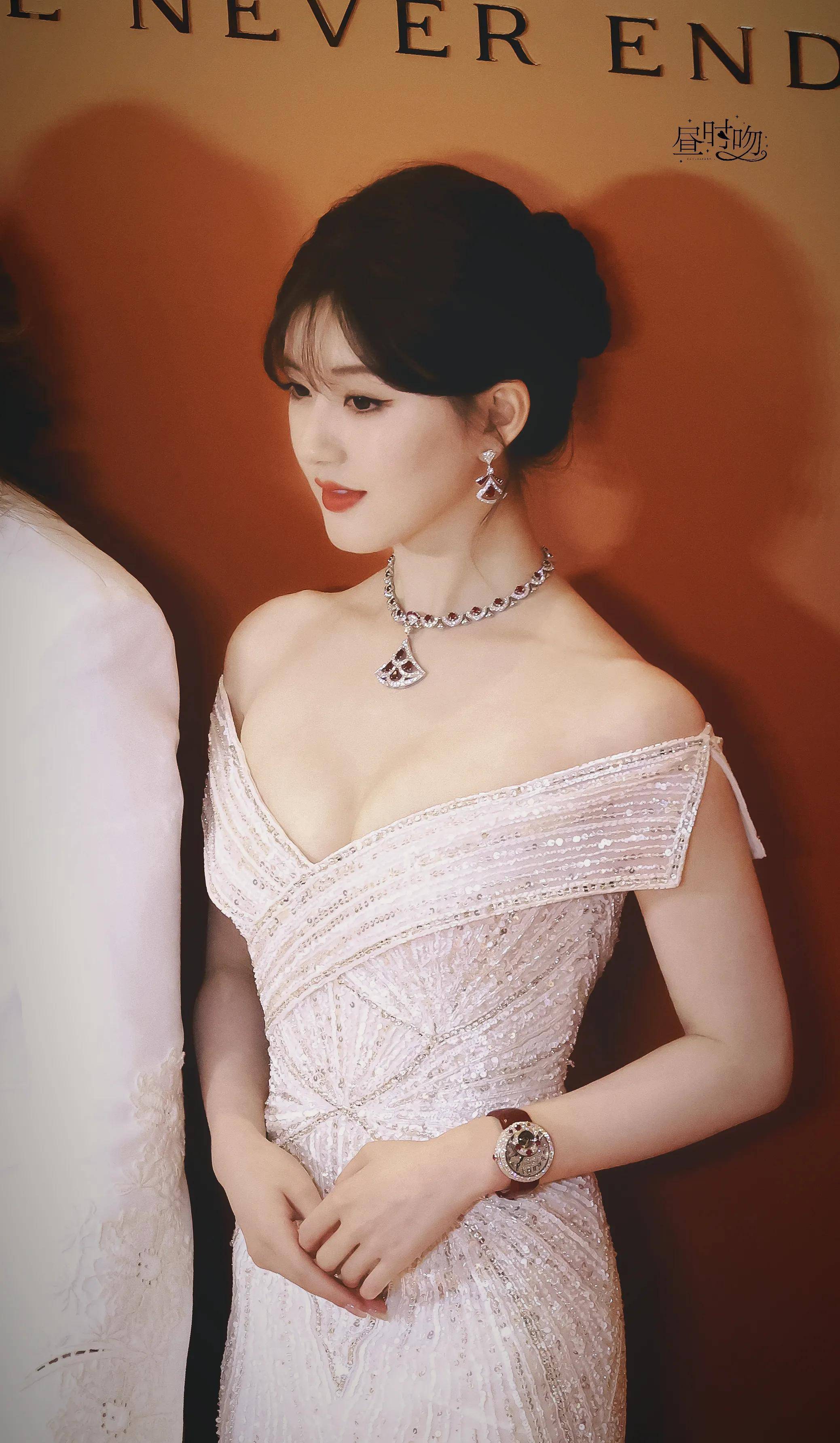 "赵露思"宝格丽活动现场,美如仙女,明星时尚写真图片_眼睛_裙子_感觉