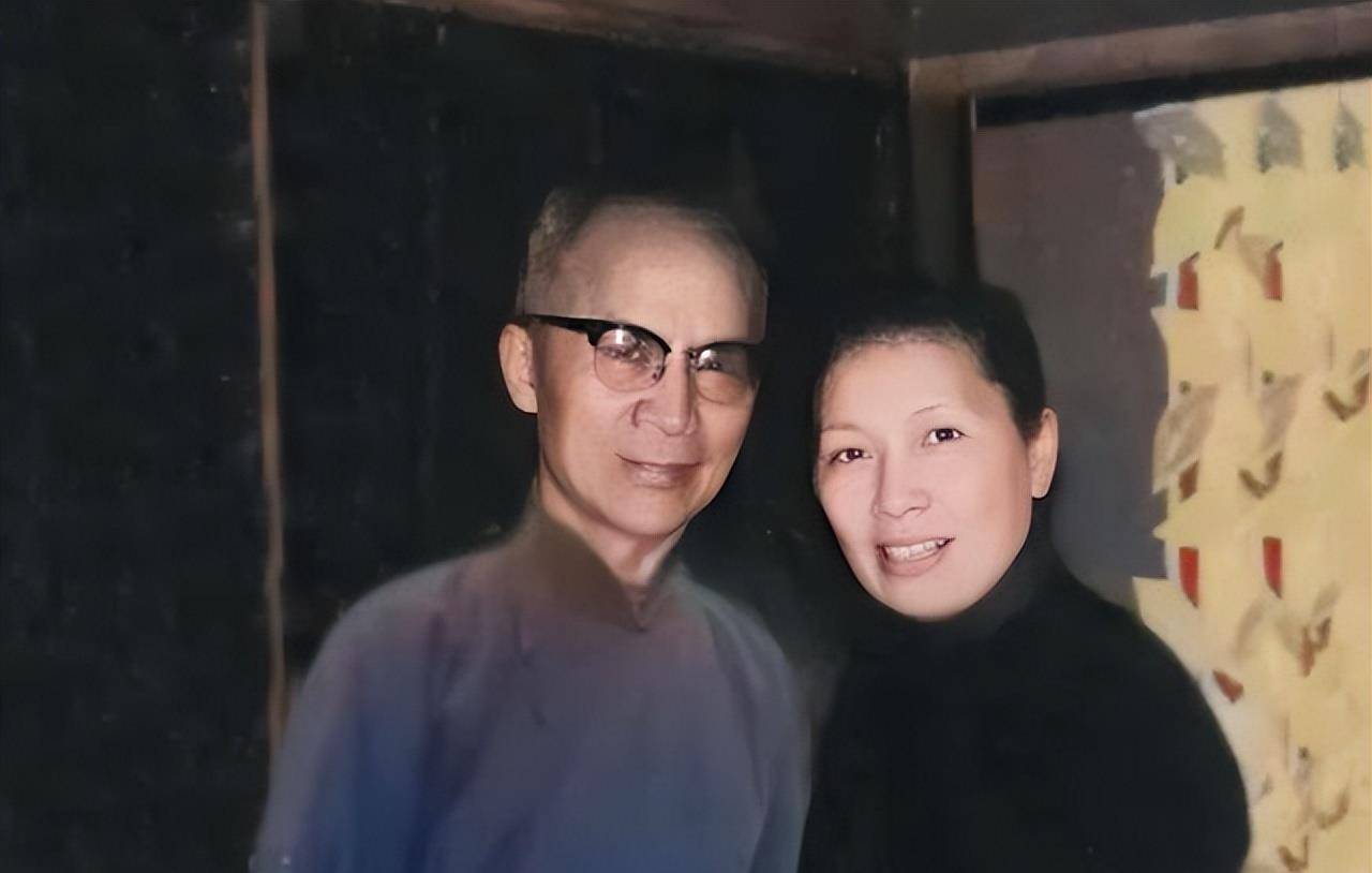 佘爱珍54岁嫁胡兰成,丈夫乞求施舍路费,她直言:只有200元港币_张爱玲
