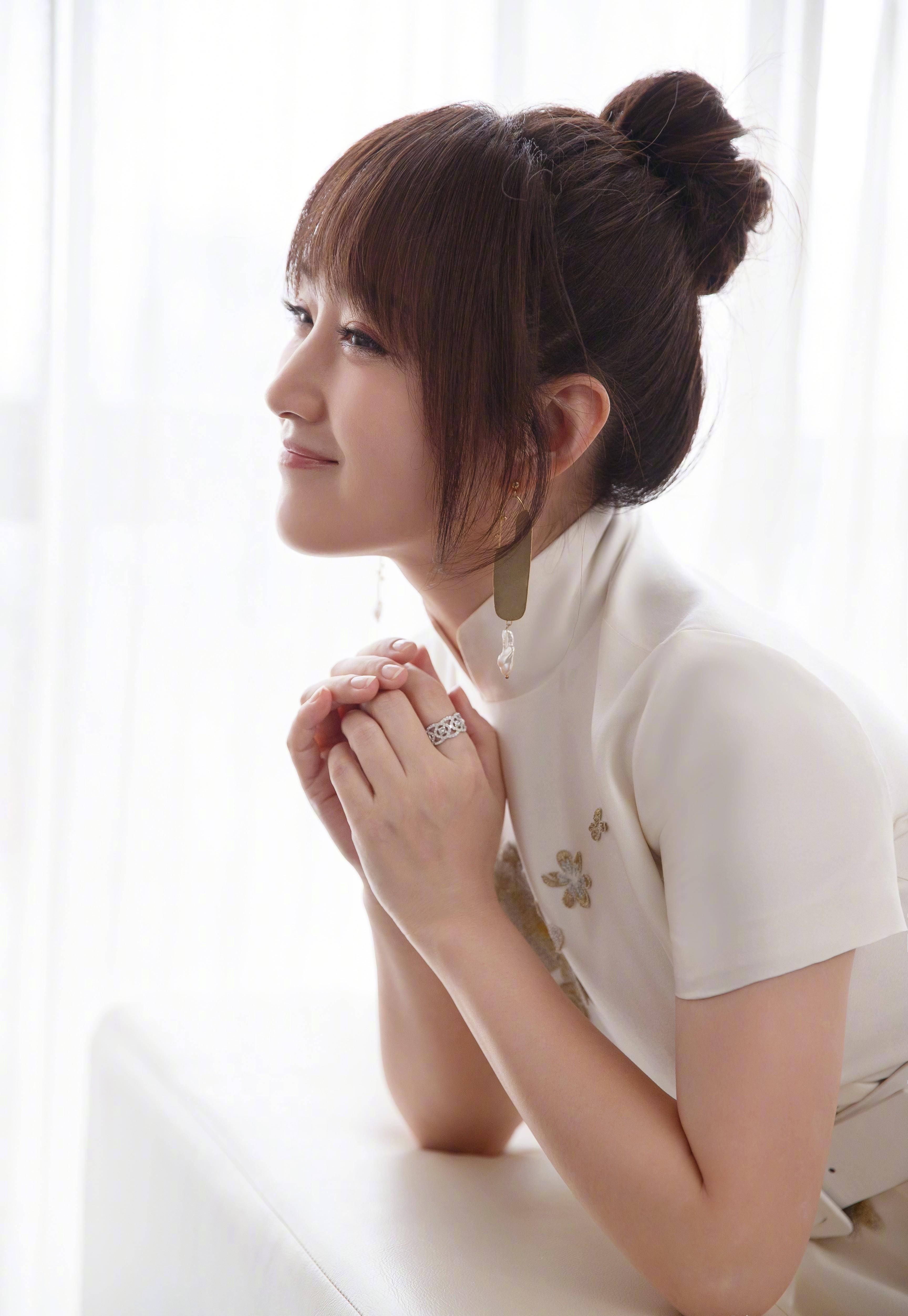 观众也都喜欢看她的演出,毕竟这么多年来,杨钰莹在大家的心中的形象都