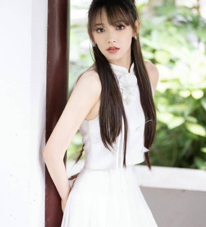 白鹿的紫色眼妆真的很漂亮,相比程潇的白玫瑰西装裙更加抢眼_发夹