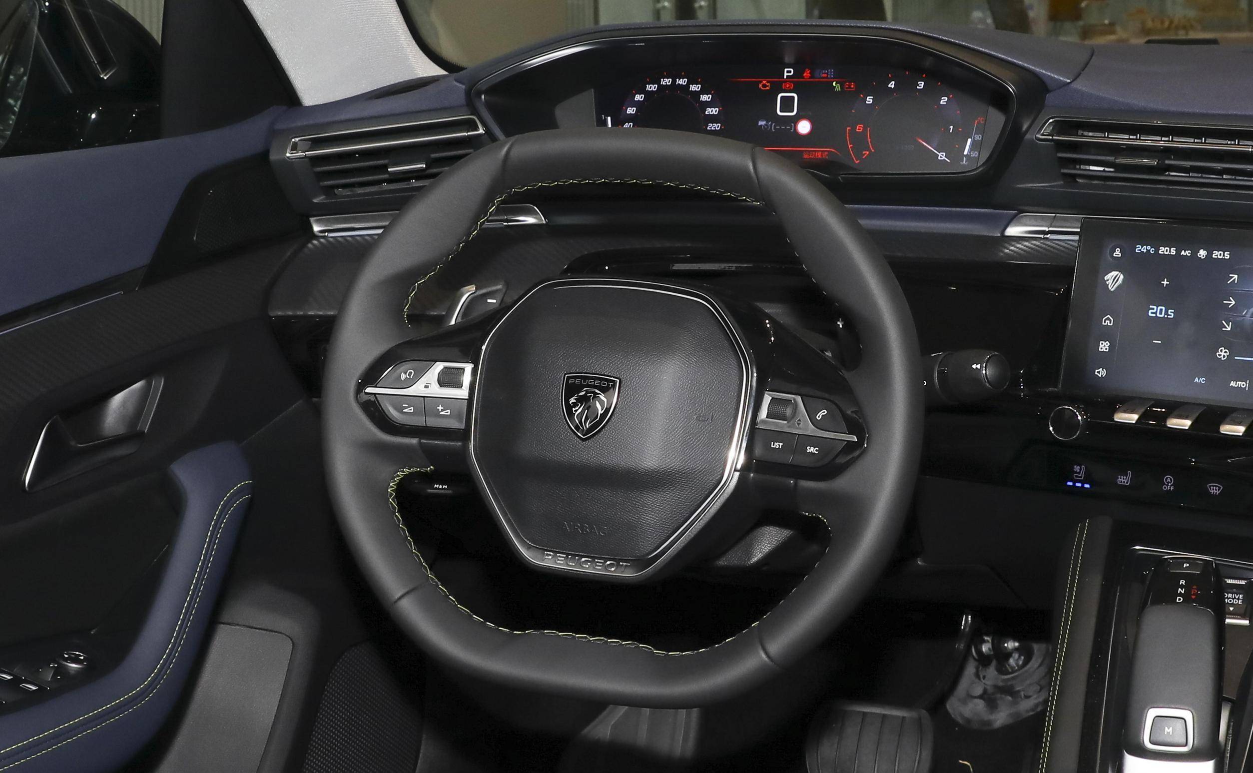 新款标致508l的内饰变化不大,延续了现款车型的设计,不过放在当下这套