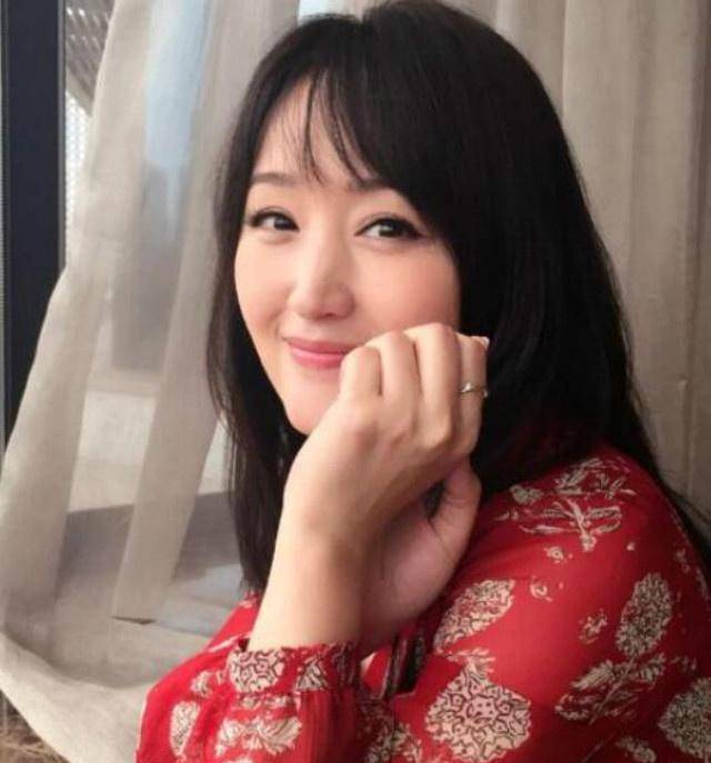48岁杨钰莹晒生活照,面对镜头展现迷人微笑,一举一动仍像个少女_时候