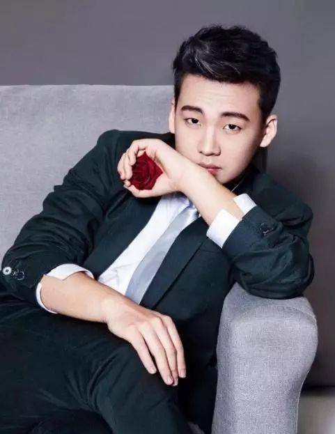 郭麒麟深夜聚餐,与美女紧挨好亲密,两人的互动也很熟_女孩_表演_女