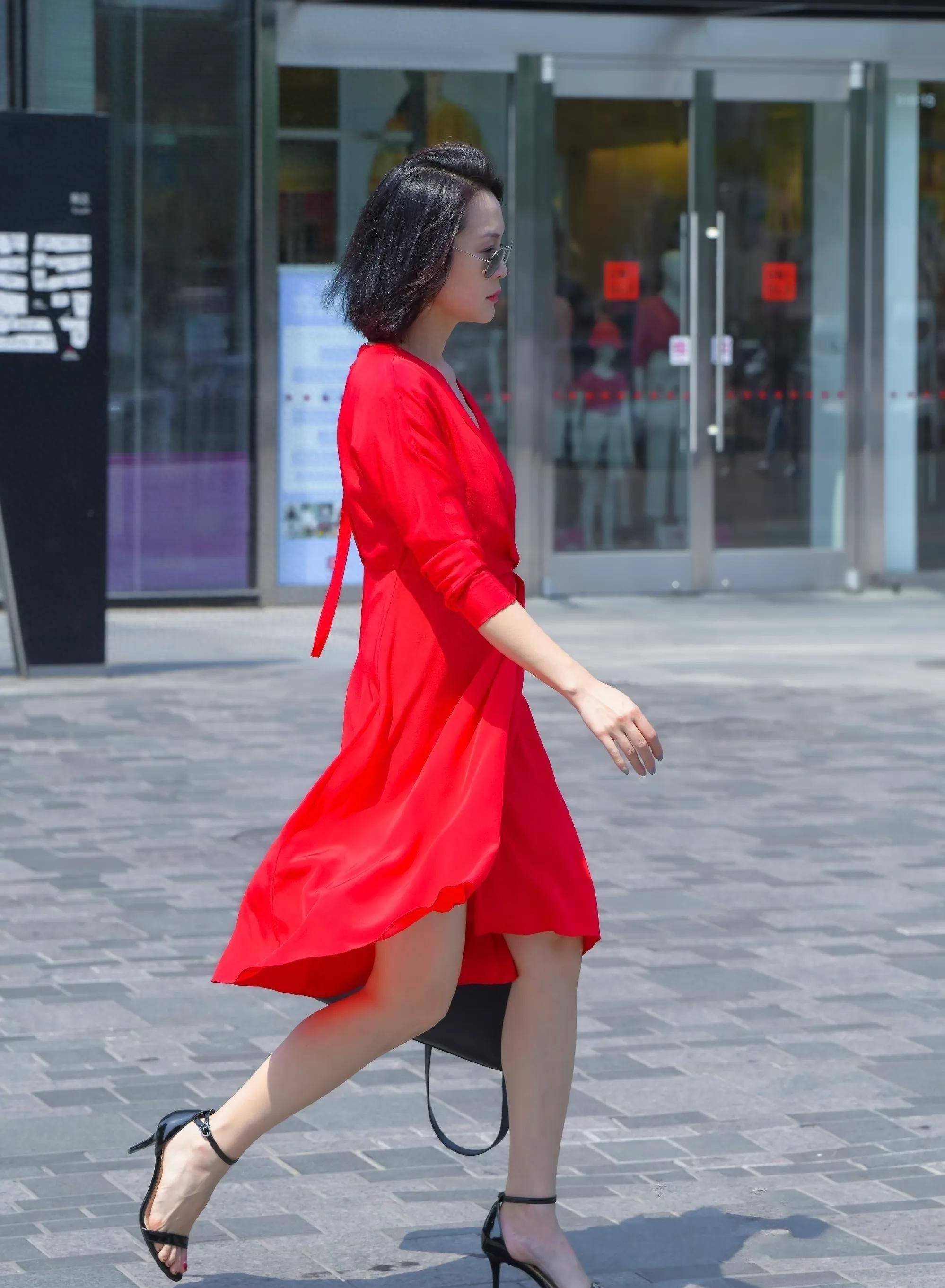 红裙胜出街拍,有种绝对的美感!_红色_裙子_时尚