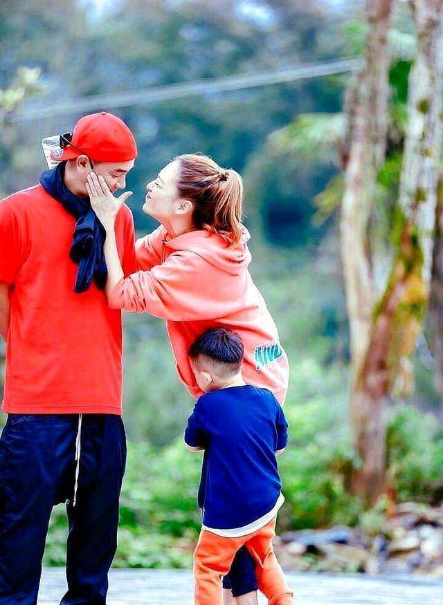 53的陈小春喜迎二胎,发文感谢老婆应采儿伟大!很走心了!