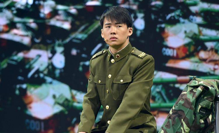 郭麒麟深夜聚餐,与美女紧挨好亲密,两人的互动也很熟_女孩_表演_女