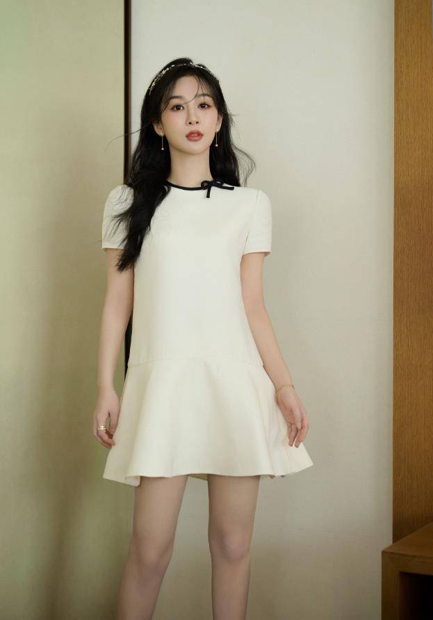 杨紫选择了优雅的白色连衣裙,与夏日的阳光相得益彰.