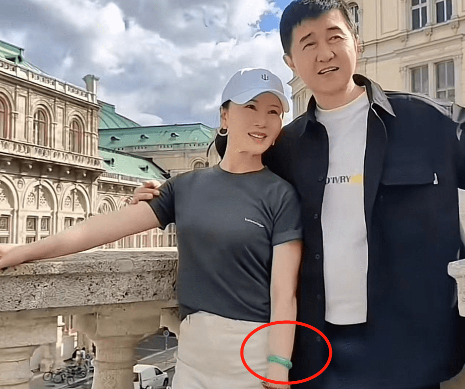 付笛生全家奥地利度假,任静戴30w手镯似少女,儿子儿媳帮拍照_樱子