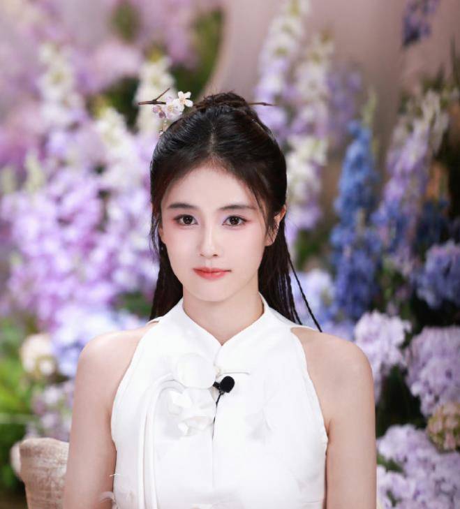 白鹿的紫色眼妆真的很漂亮,相比程潇的白玫瑰西装裙更加抢眼_发夹