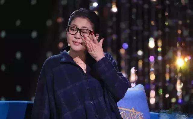 59岁倪萍比62岁敬一丹显老,走路要人扶,说好的岁月从不败美人呢_节目