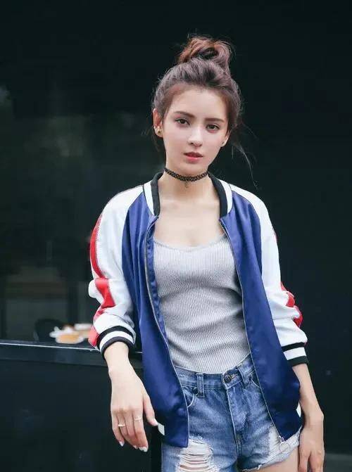 张予曦越来越时尚了,穿吊带秀身材,不知名的美人!_写真_黑色_照片