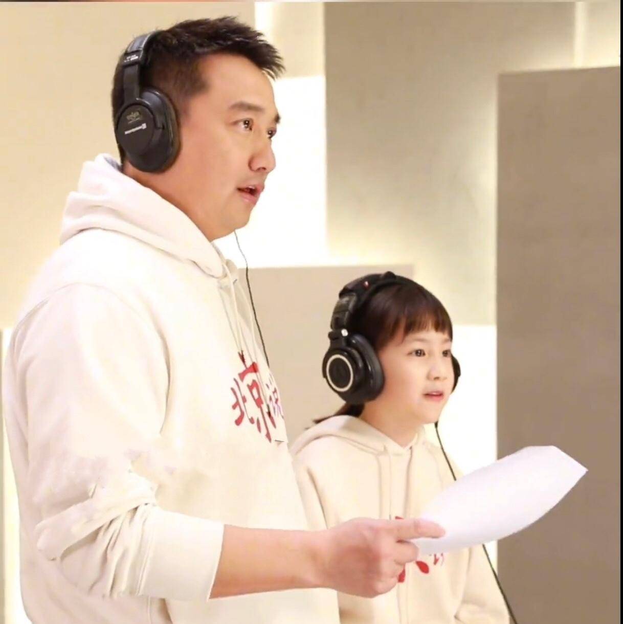 黄磊和二女儿一起拍视频,女儿长相可爱像极了爸爸_孩子_北京_教育