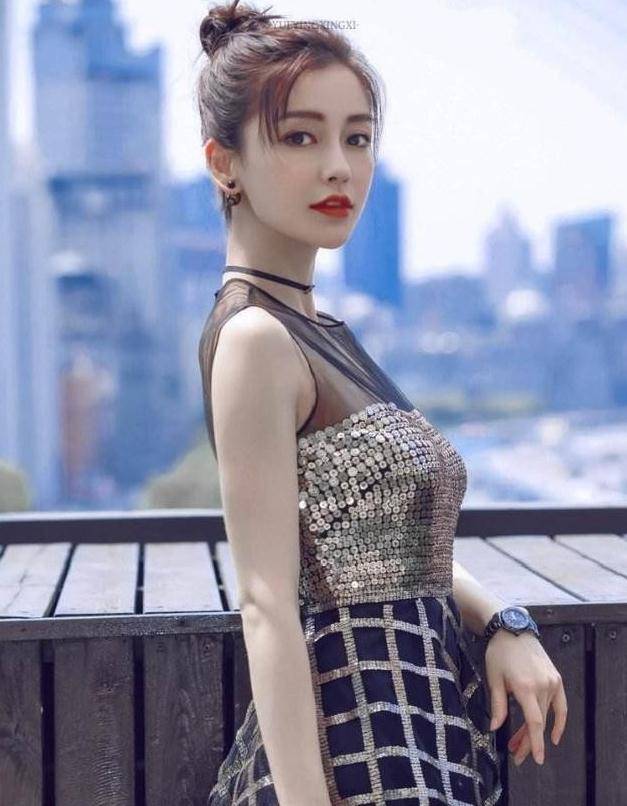 在小小火了一把之后,angelababy便被kim周安排进了一档少儿节目当主持