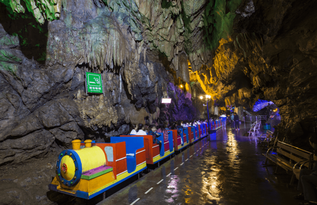 隐水洞:位于通山县大畈境内,九宫山下,富水湖畔,风光旖旎,交通便利.