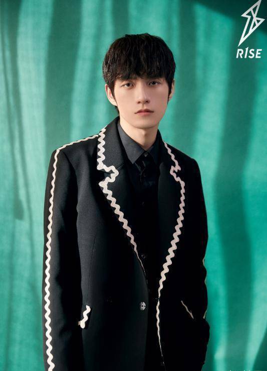 其实,母丹不仅是r1se首唱会的制片人,而且与张颜齐合开公司的工作伙伴