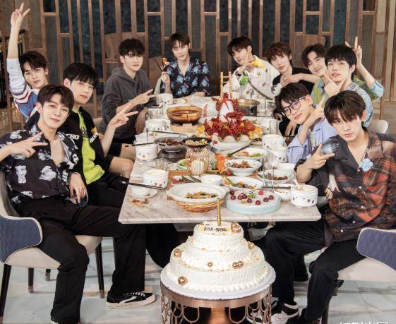 其实,母丹不仅是r1se首唱会的制片人,而且与张颜齐合开公司的工作伙伴