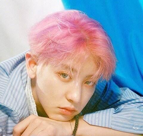 与灿烈的众多亲密合照,并发文表示朴灿烈与她交往几年期间,出轨十多次