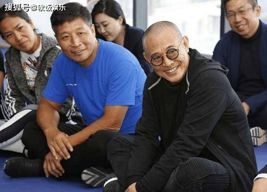 60岁李连杰携娇妻聚餐!