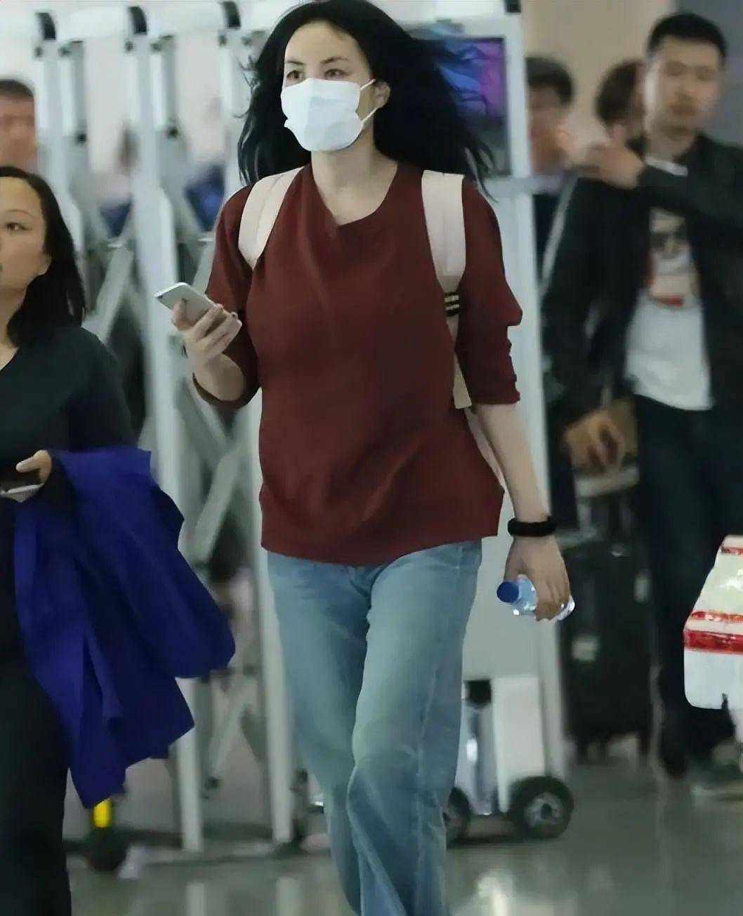 王菲穿着不起眼的衣服走在街上,不化妆,不胖,很难掩饰她美丽的气质