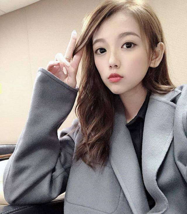 被问及电竞女神马俊怡有疑似床照流出时,冯盈盈坦言入行前两人就已经