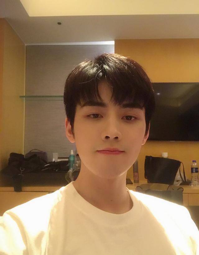 何洛洛背靠平台又签约影视制作公司,颜值突出的他转型当