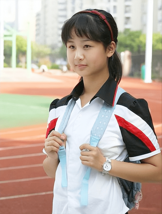2005年,她在校园剧《女生日记》中饰演了女一号冉冬阳——这个角色和