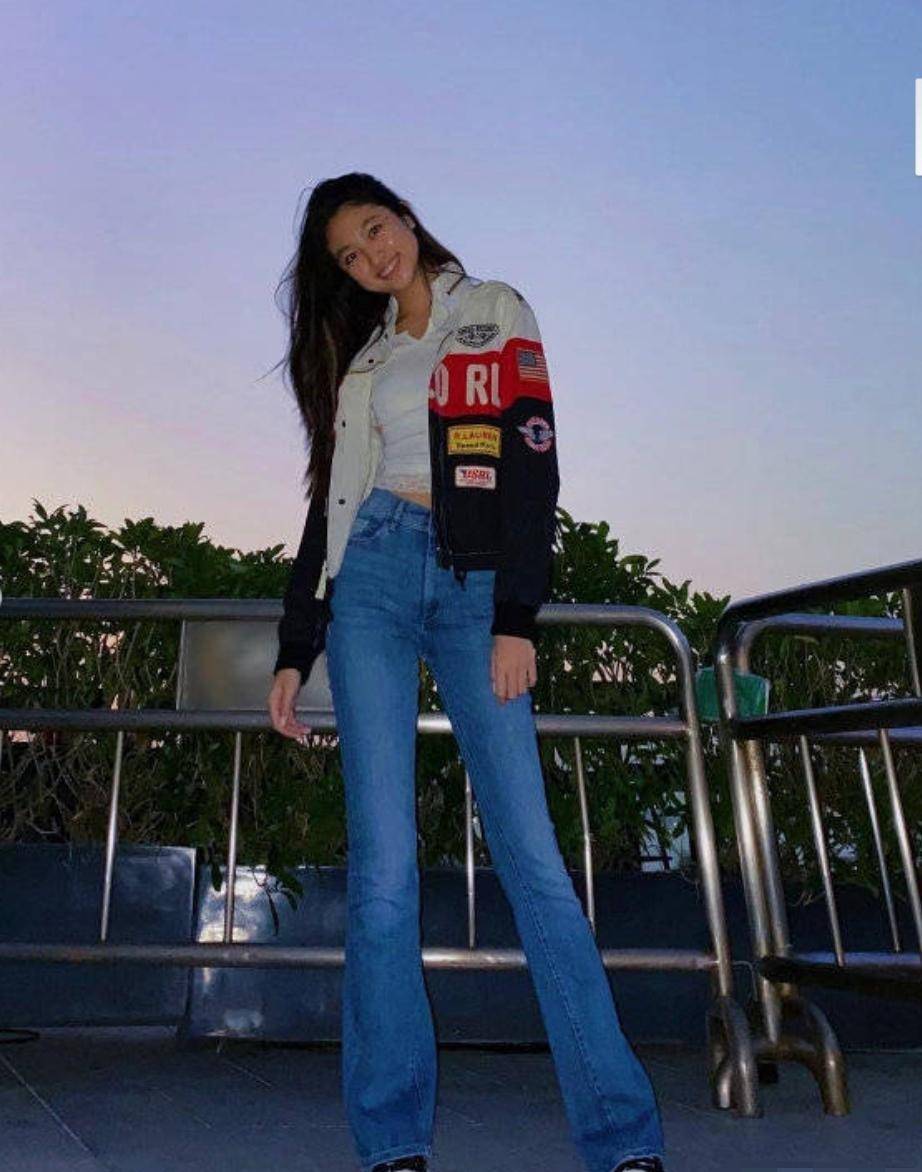 任达华16岁女儿近照,穿紧身牛仔裤长腿逆天,遗传妈妈超模气质_任晴佳