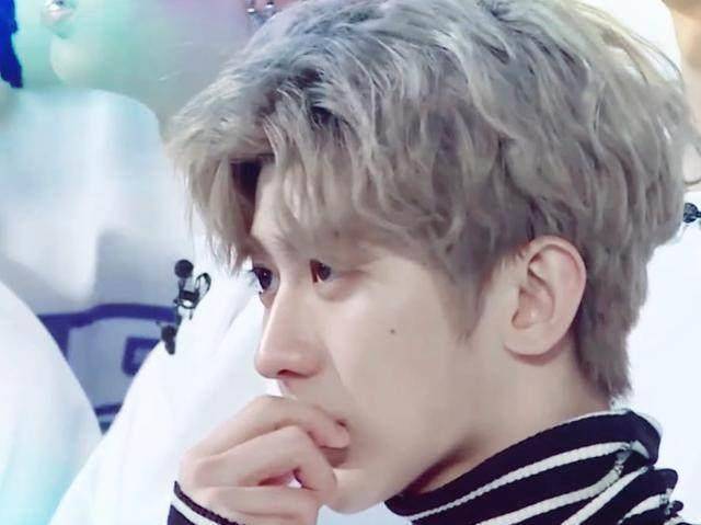 蔡徐坤紧张害羞时那些暗戳戳的小动作,哪一个能戳中你的心?