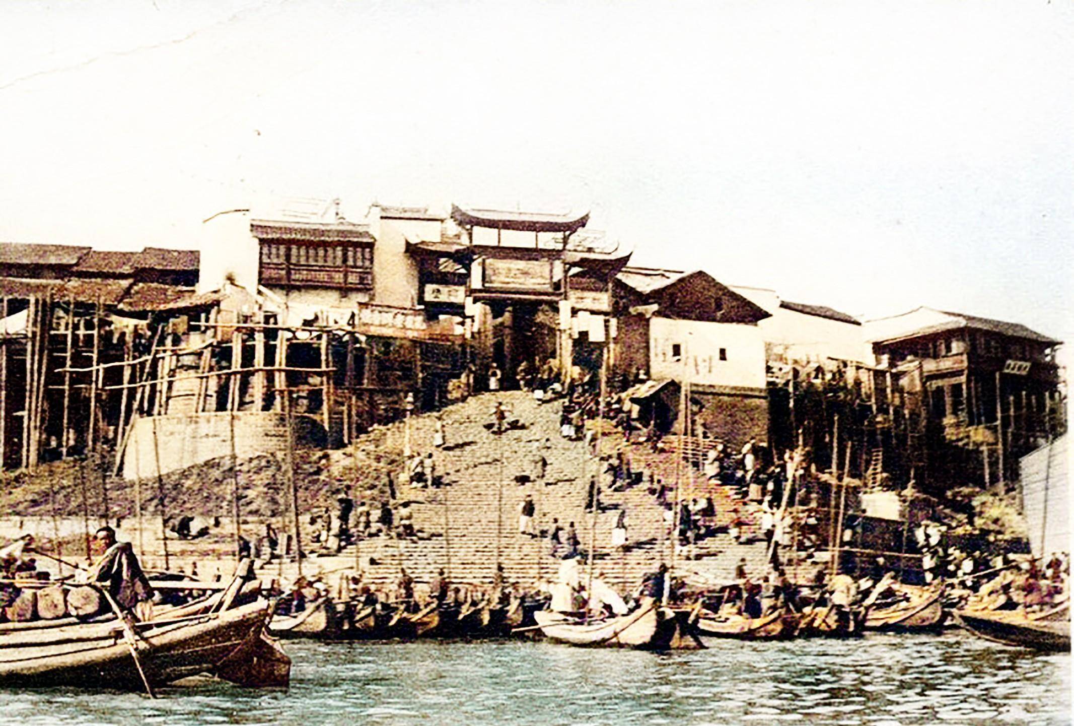 汉口码头清代汉口,从硚口至河口的长江边,一共分布有八座码头,图为