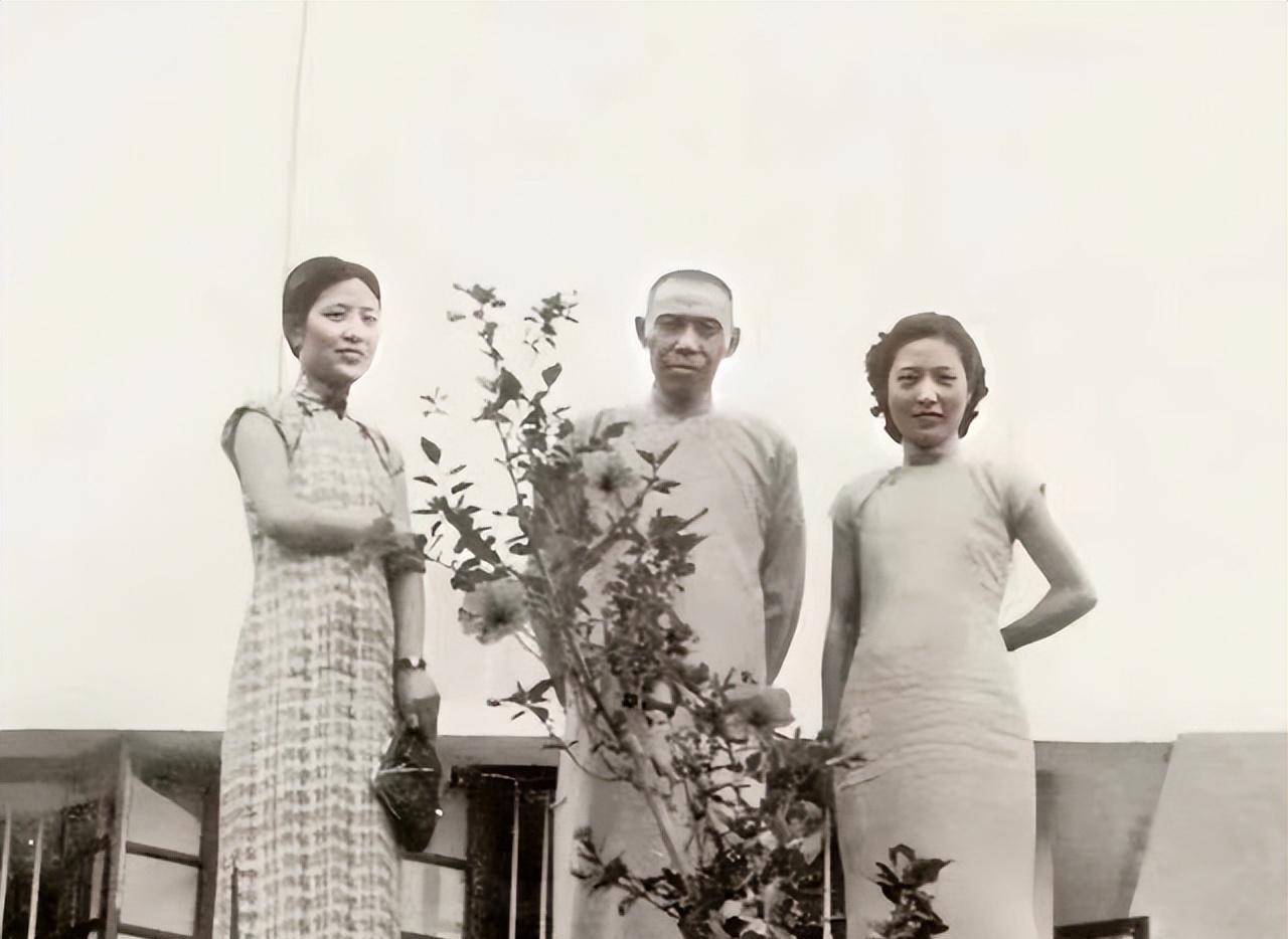 七七事变爆发后,杜月笙和姚玉兰决定前往香港避一避,想要孟小冬和他们