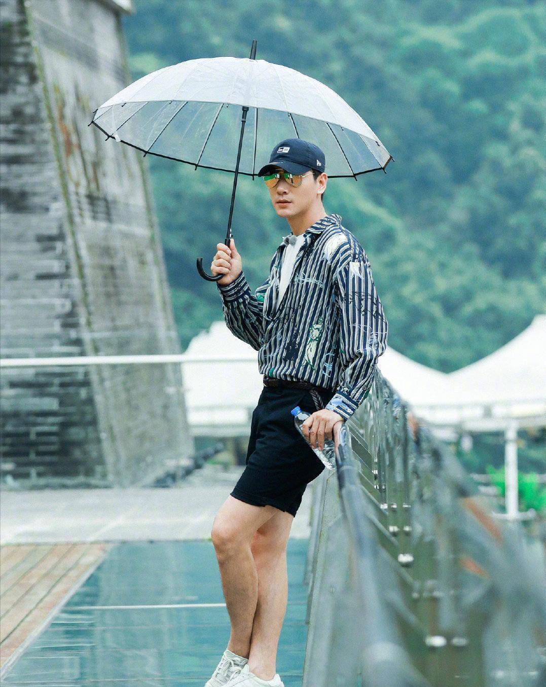 张亮一对儿女罕见同框,儿子遗传爸爸的身高,5岁女儿品位太像爸_衬衫