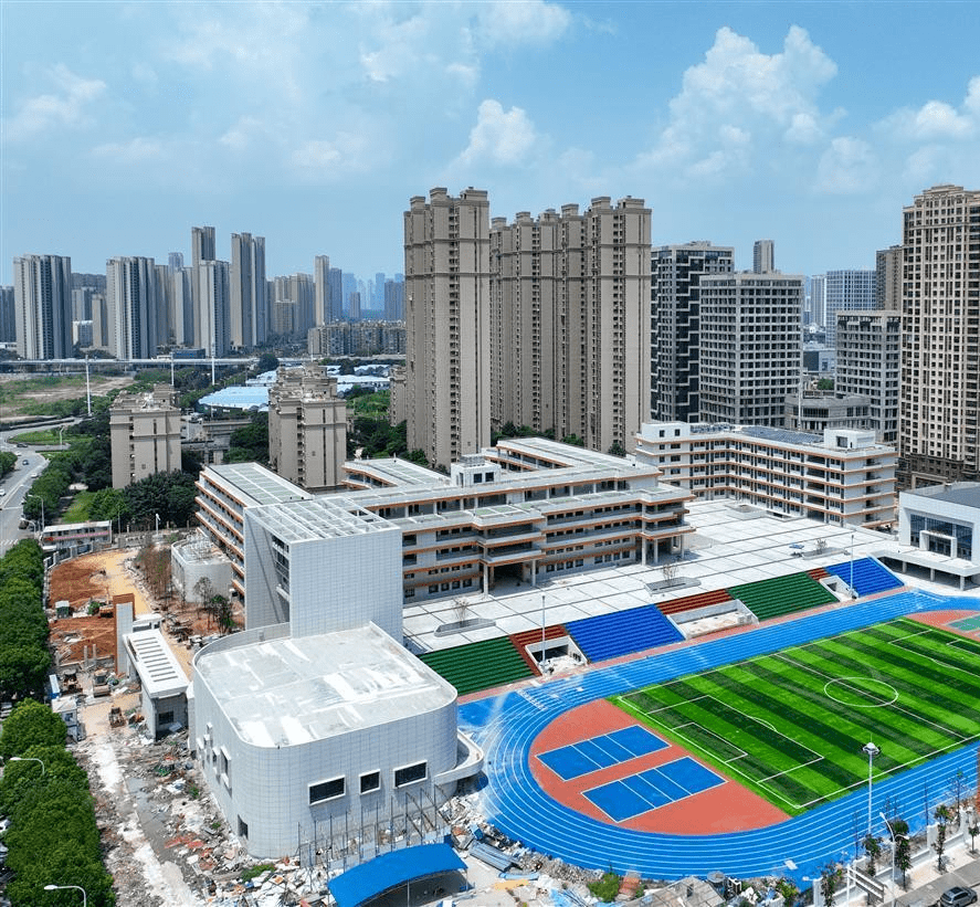 8月12日,俯瞰位于武汉市洪山区白沙四路与光霞西路交会处的长虹中学