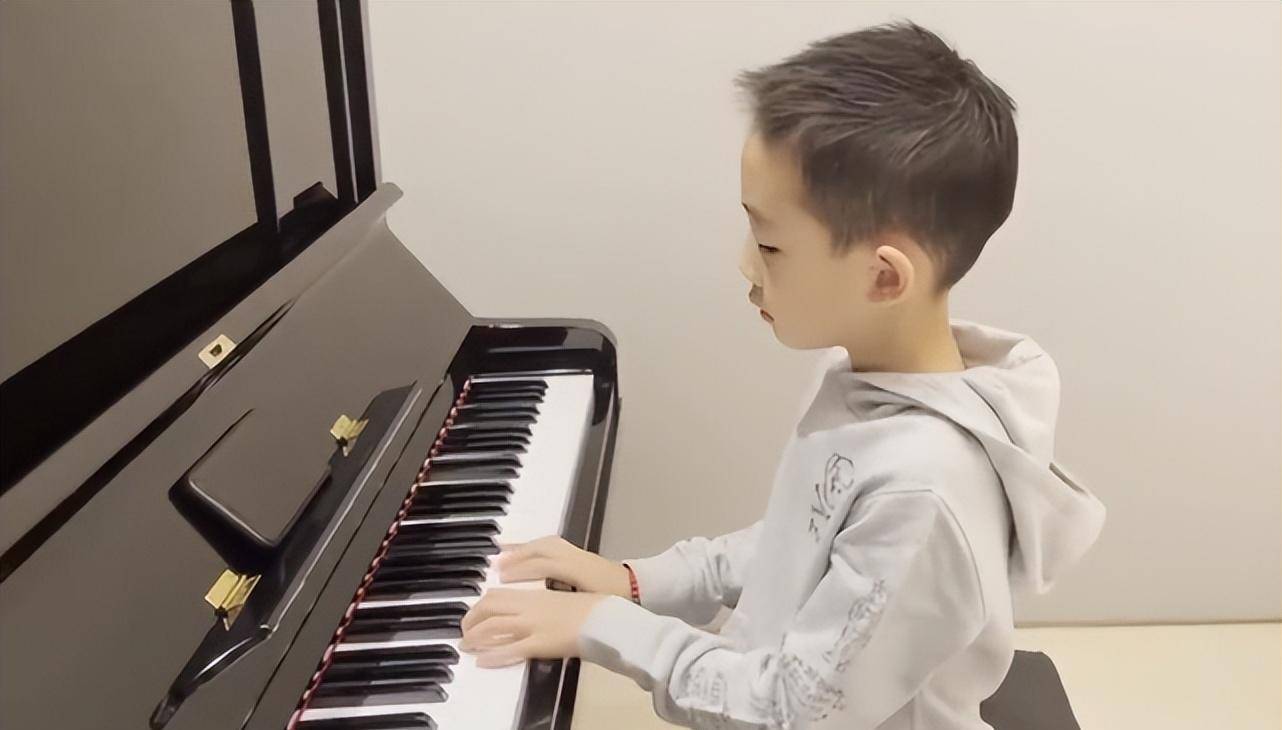 应采儿分享宅家生活,变身发型师为儿子剪发,jasper越长越帅_陈小春