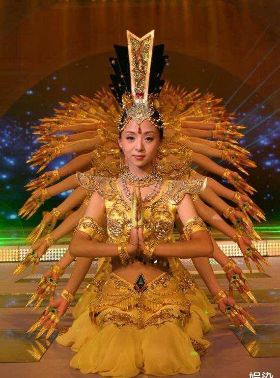 17年过去了,凭"千手观音"爆红的邰丽华 ,如今过得怎么样了?