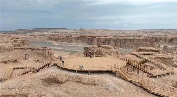 图片23↑王东林孑然独步罗布泊大裂谷途中剪影】【图片24↑王东林孑然